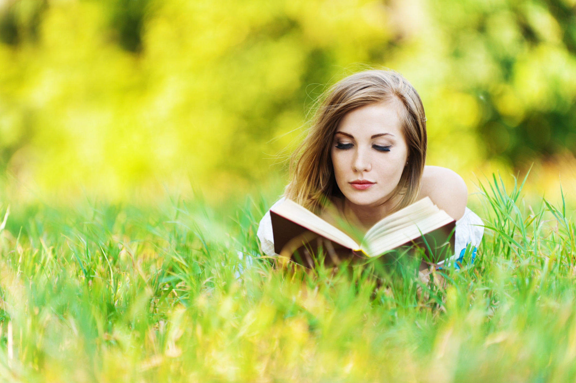 Девушки читают текст. Девочка с книжкой на траве. Девушка с книжкой на траве. Лето с книгой. Девочки на природе с книгой.